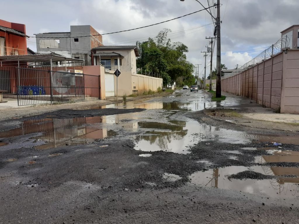 Moradores e motoristas relatam situação de abandono na estrada que liga a BA-099 a Cajazeiras de Abrantes em Camaçari 1