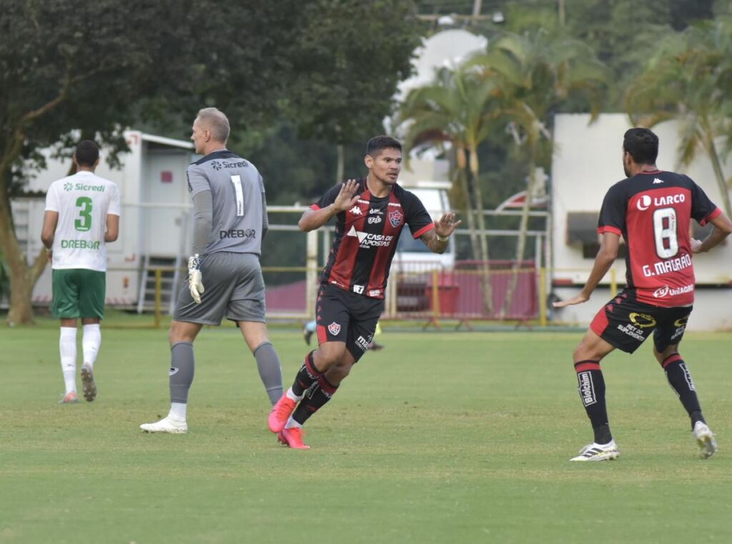 Vitória volta a vencer em casa e derruba o último invicto 1