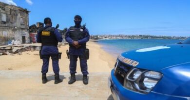 Força tarefa tenta dispersar frequentadores das praias de Salvador neste domingo (10) 4