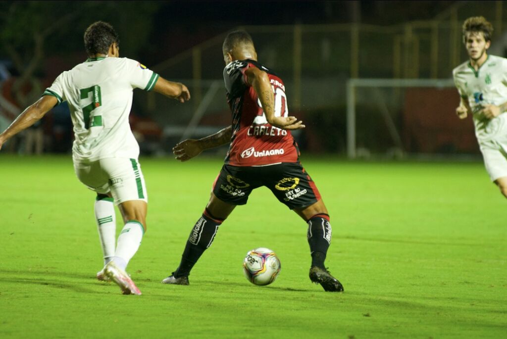 Vitória pressiona, mas não consegue evitar derrota no Barradão 1