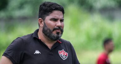 Eduardo Barroca anuncia saída do Vitória 2