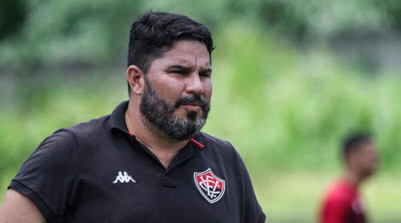 Eduardo Barroca anuncia saída do Vitória 3