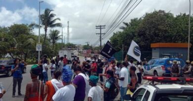 Manifestação trava o trânsito na manhã desta quarta (25) em Lauro de Freitas 2