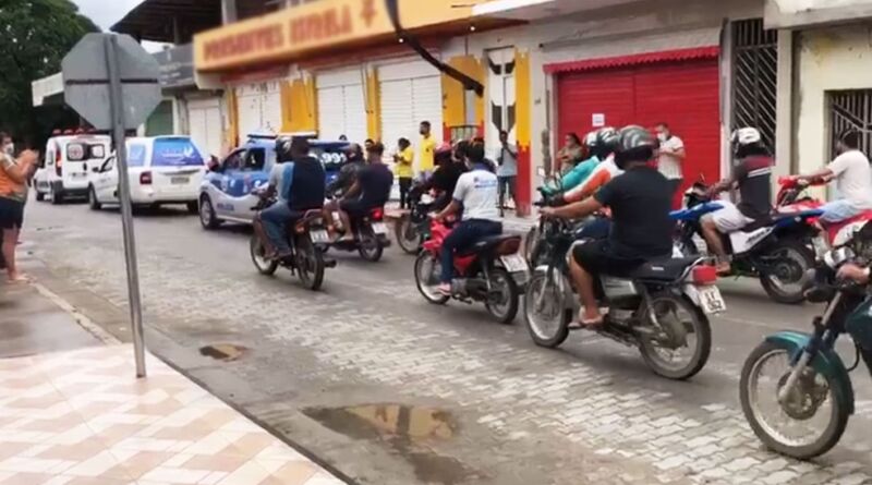 Moradores se despedem de Jotinha com carreata e palmas; veja vídeo 1