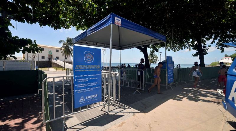Prefeitura de Salvador controla acesso de banhistas à praia do Farol da Barra 1