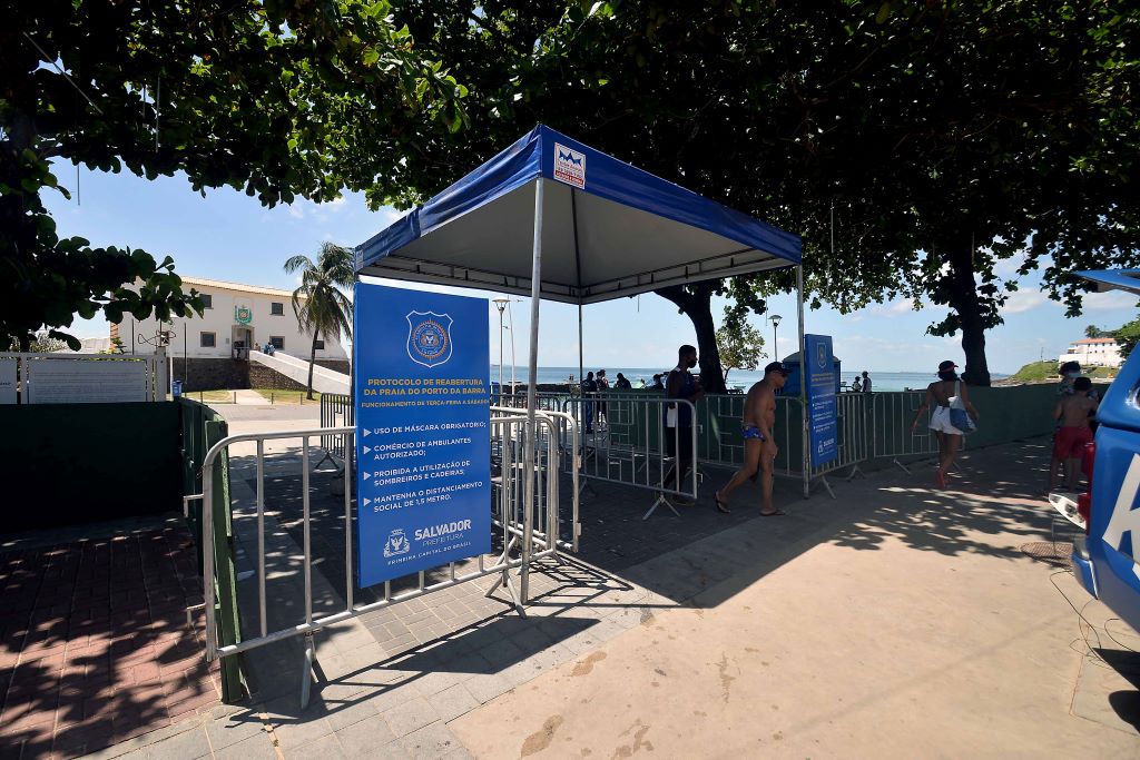 Prefeitura de Salvador controla acesso de banhistas à praia do Farol da Barra 1
