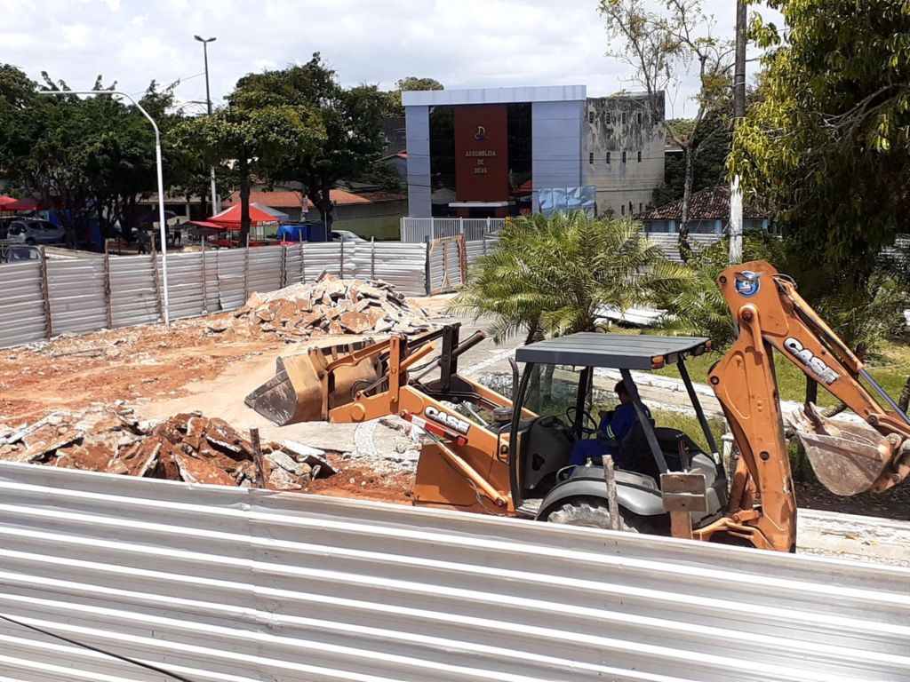Obra de revitalização da Praça da Matriz em Vila de Abrantes, gera polêmica com a construção de boxes 1