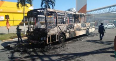 Ônibus pega fogo na Estrada do Coco, em Lauro de Freitas 2