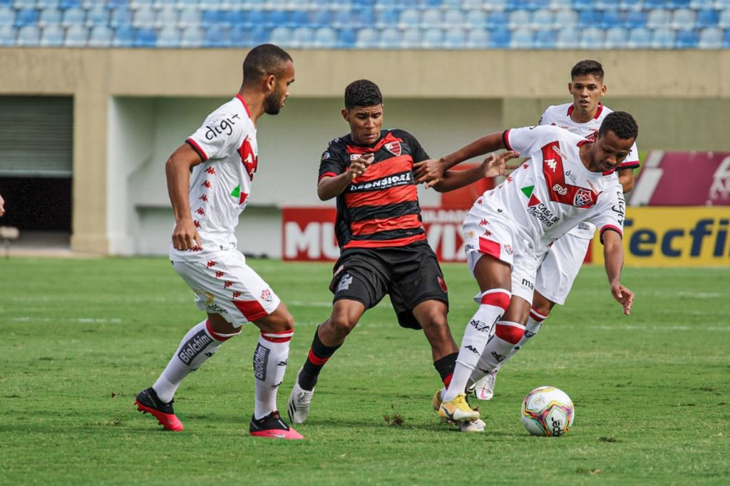 Vitória perde para o lanterna Oeste com lance inacreditável da defesa 1