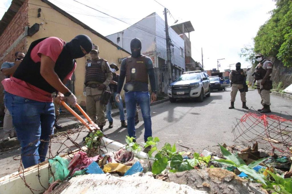 Ação da Polícia Militar retira barreiras posta pelo crime em bairros de Salvador 1