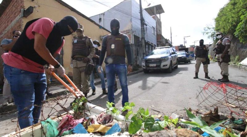 Ação da Polícia Militar retira barreiras posta pelo crime em bairros de Salvador 1