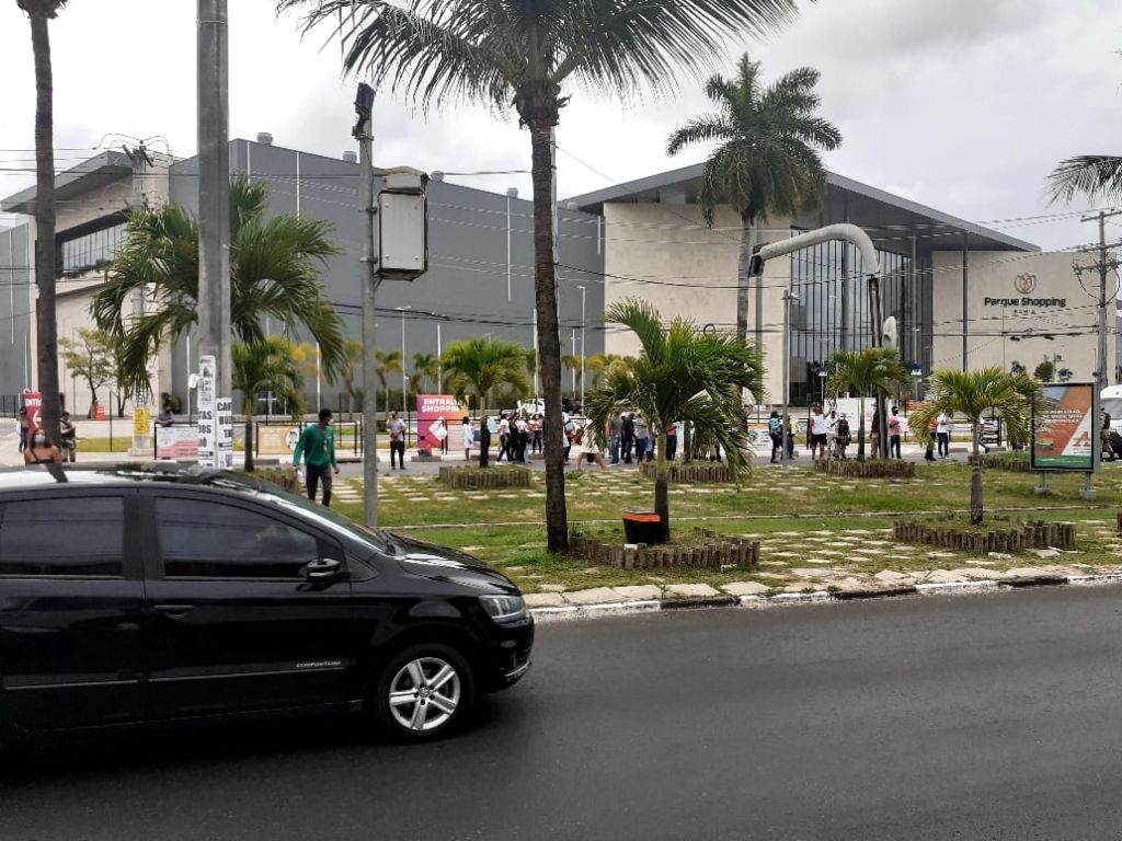 Servidores exonerados pela Prefeitura de Lauro de Freitas realiza protesto e trava o trânsito na Estrada do Coco 1