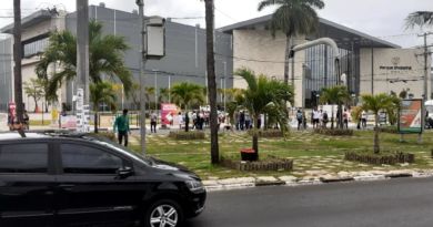 Servidores exonerados pela Prefeitura de Lauro de Freitas realiza protesto e trava o trânsito na Estrada do Coco 2