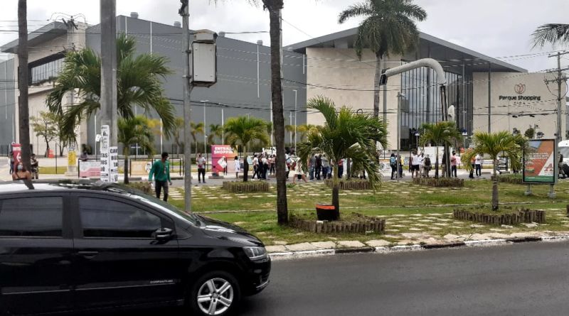 Servidores exonerados pela Prefeitura de Lauro de Freitas realiza protesto e trava o trânsito na Estrada do Coco 1