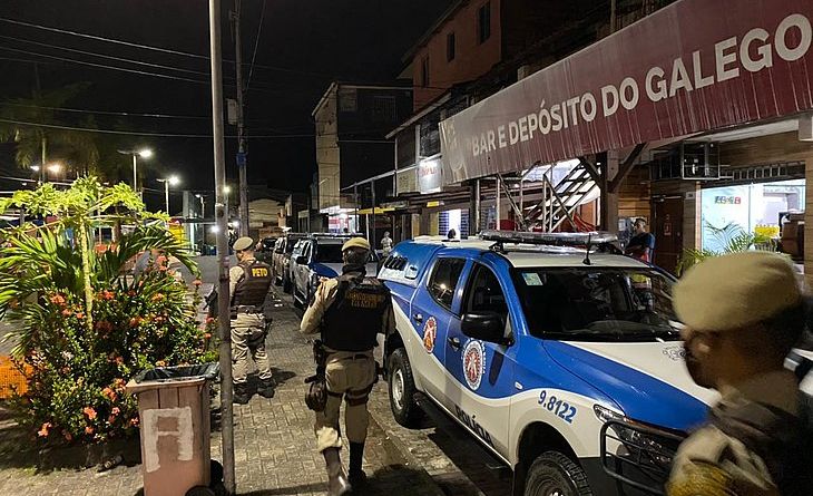 PM dispersa aglomerações na madrugada de sábado (13) em Lauro de Freitas 1