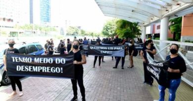 lojistas e funcionários do Salvador Shopping fizeram uma manifestação por causa das medidas restritivas adotadas pelo Governador Rui Costa e a prefeitura