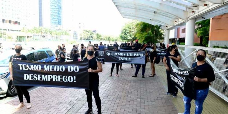 lojistas e funcionários do Salvador Shopping fizeram uma manifestação por causa das medidas restritivas adotadas pelo Governador Rui Costa e a prefeitura