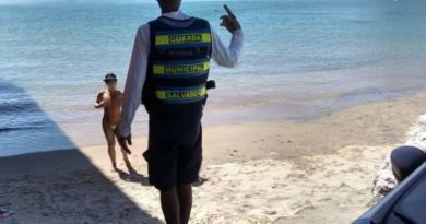 Mulher mostra os seios para agentes da guarda municipal em protesto por ser retirada de praia em Salvador 5