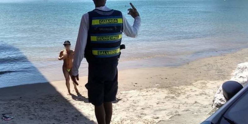 Mulher mostra os seios para agentes da guarda municipal em protesto por ser retirada de praia em Salvador 1