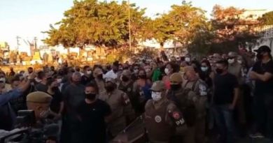 PM morto no Farol da Barra é enterrado com protestos e homenagens em cemitério de Itabuna 4