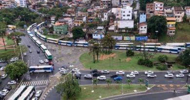 Rodoviários atravessam ônibus na pista e iniciam protesto na Estação da Lapa