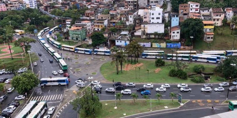 Rodoviários atravessam ônibus na pista e iniciam protesto na Estação da Lapa