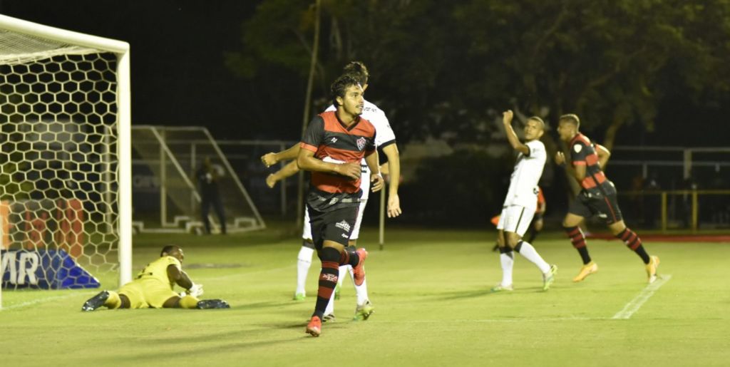 Com um jogador a menos na maior parte do jogo, Vitória vence o Treze no Barradão 1