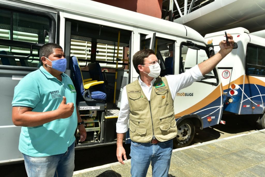 Ministério da Cidadania entrega micro-ônibus para apoio à rede socioassistencial em Camaçari 1