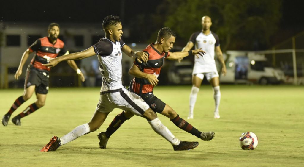 Com dois gols de Dinei, Vitória perde em casa e fica em situação complicada no Campeonato Baiano 1