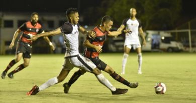 Com dois gols de Dinei, Vitória perde em casa e fica em situação complicada no Campeonato Baiano 1