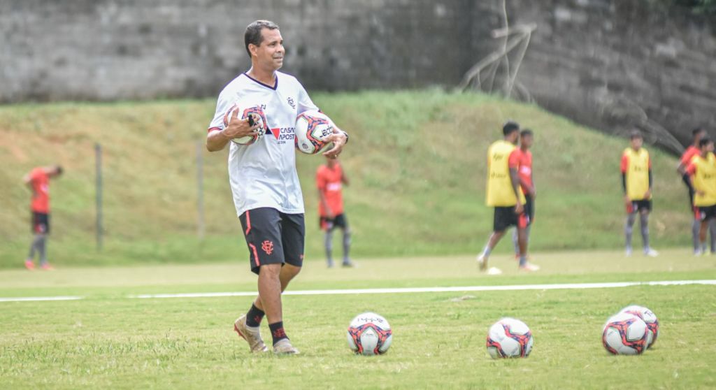 Rodrigo Chagas observa time para a estreia em jogo-treino no Barradão 1