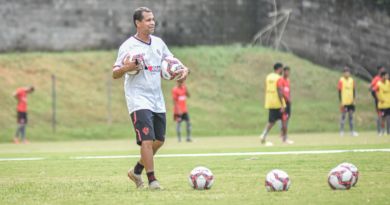 Rodrigo Chagas observa time para a estreia em jogo-treino no Barradão 3