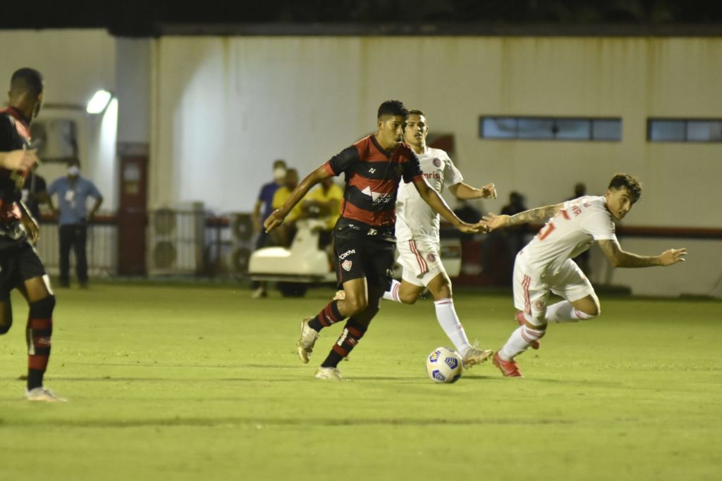 Vitória sofre gol de pênalti e Inter leva vantagem para próxima partida no Beira-Rio 1