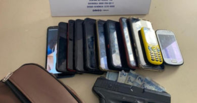 Polícia Militar prende dois assaltantes de ônibus e recupera 11 celulares 2