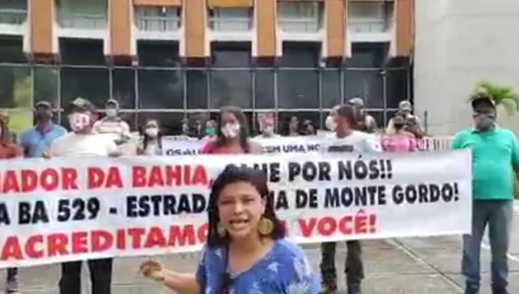 Moradores de Monte Gordo fazem protesto em frente a Governadoria do estado 1