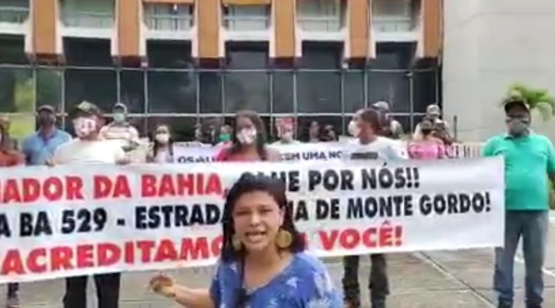 Moradores de Monte Gordo fazem protesto em frente a Governadoria do estado 1