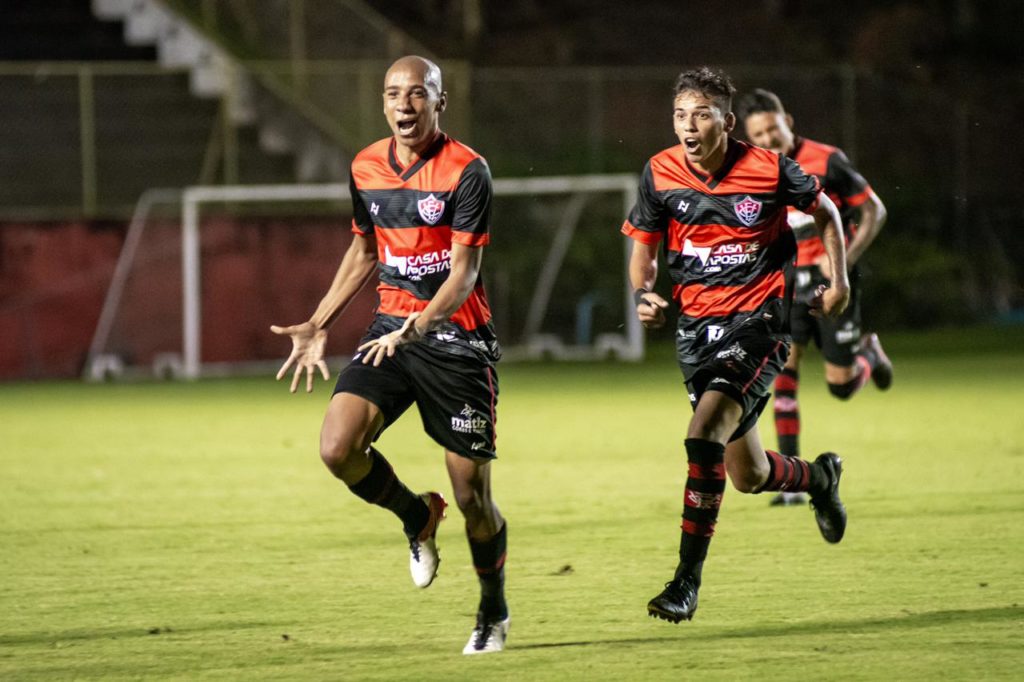 Pablo Siles acerta uma bomba de fora da área e Vitória volta a vencer na Série B 1