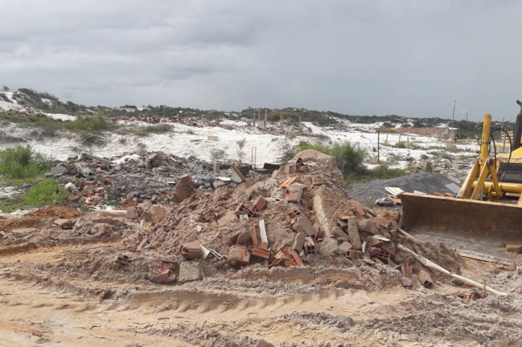 Ação da Sedur realiza limpeza nas dunas de Jauá 1