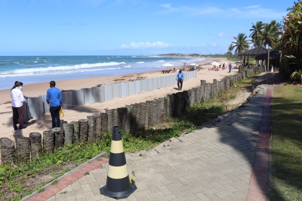 Polêmico muro de contenção erguido na Praia Busca Vida tem alvará da Sedur 1