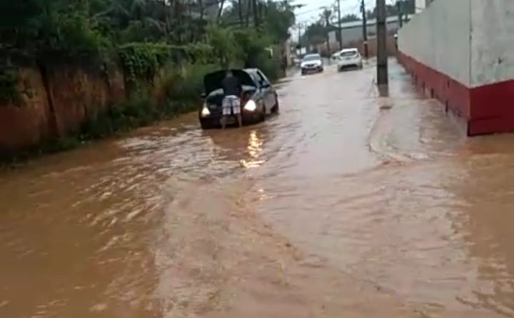 Moradores e motoristas que transitam na rua Lagoa Branca em Abrantes cobram solução para os alagamentos no local 1