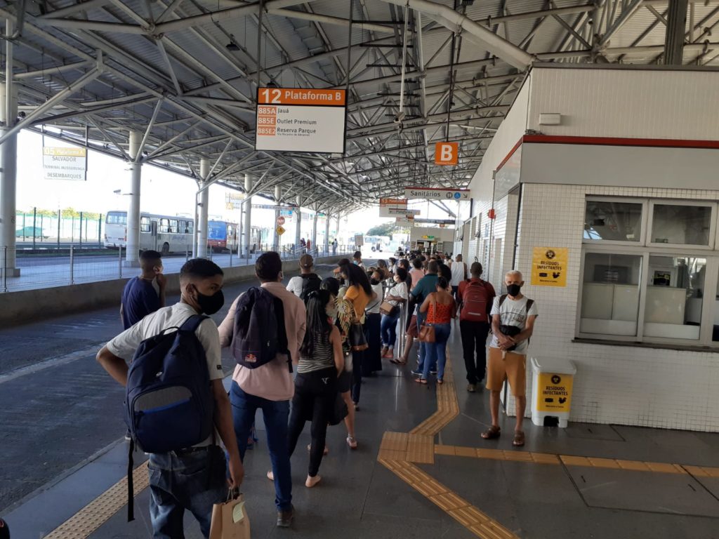 Longas filas e muita reclamação marcam a volta para casa do transporte público de Vila de Abrantes