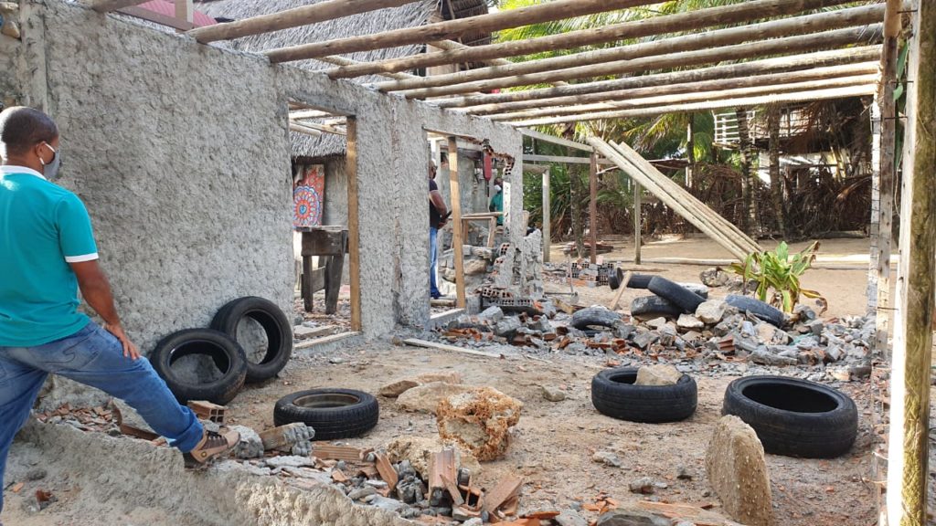 Sedur realiza operação e retira construção irregular na Aldeia Hippie em Arembepe 1