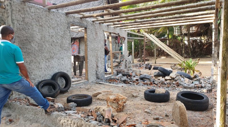 Sedur realiza operação e retira construção irregular na Aldeia Hippie em Arembepe 1