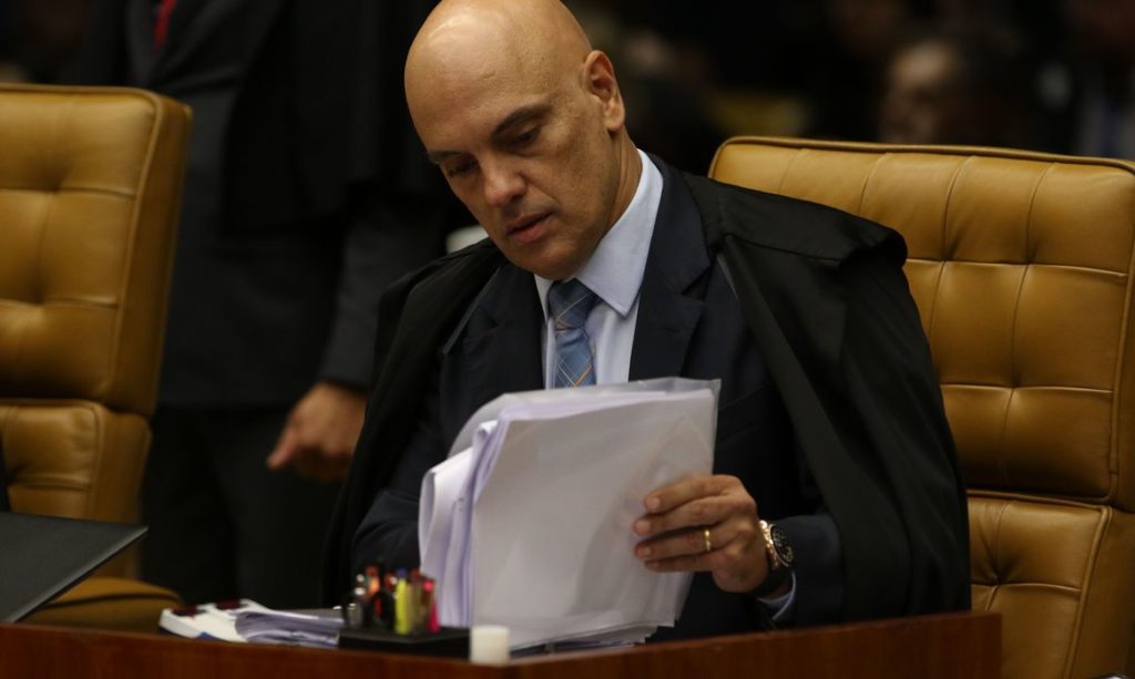 Moraes manda bloquear contas da Starlink por falta de representantes do X no Brasil