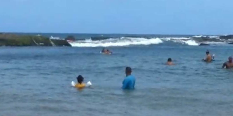 Idosa de 80 anos é arrastada pela maré e salva por salva-vidas na Praia de Jauá; veja vídeo 1