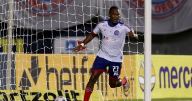 Rodallega marca quatro gols, e Bahia vence o Fortaleza em Pituaçu 1