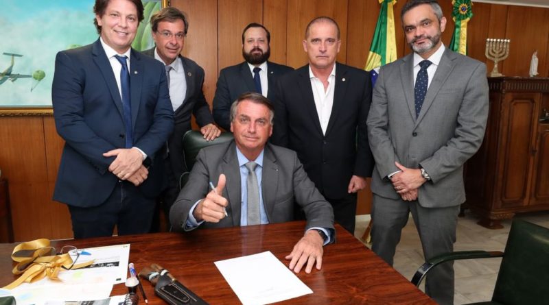 Bolsonaro assina medida provisória que muda marco civil da internet 1