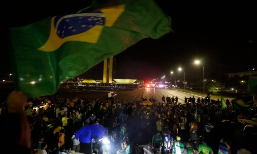 Manifestantes pró-Bolsonaro invadem Esplanada dos Ministérios em Brasília-DF 1