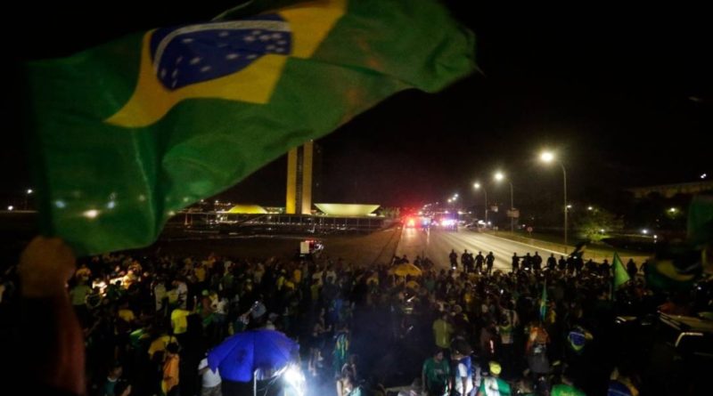 Manifestantes pró-Bolsonaro invadem Esplanada dos Ministérios em Brasília-DF 1