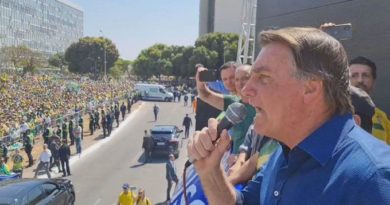 "Não podemos mais aceitar prisões políticas no Brasil”, diz Bolsonaro ao participar de protesto com apoiadores em Brasília 3